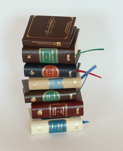 Наша стопка мини книг. Достоевский серии Афоризмы - сверху.