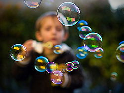 Мыльные пузыри в домашних условиях — для детского праздника или просто так
