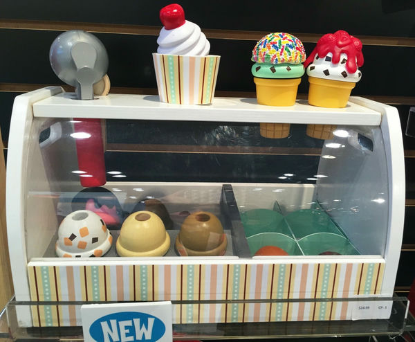 melissa & doug scoop and serve ice cream counter