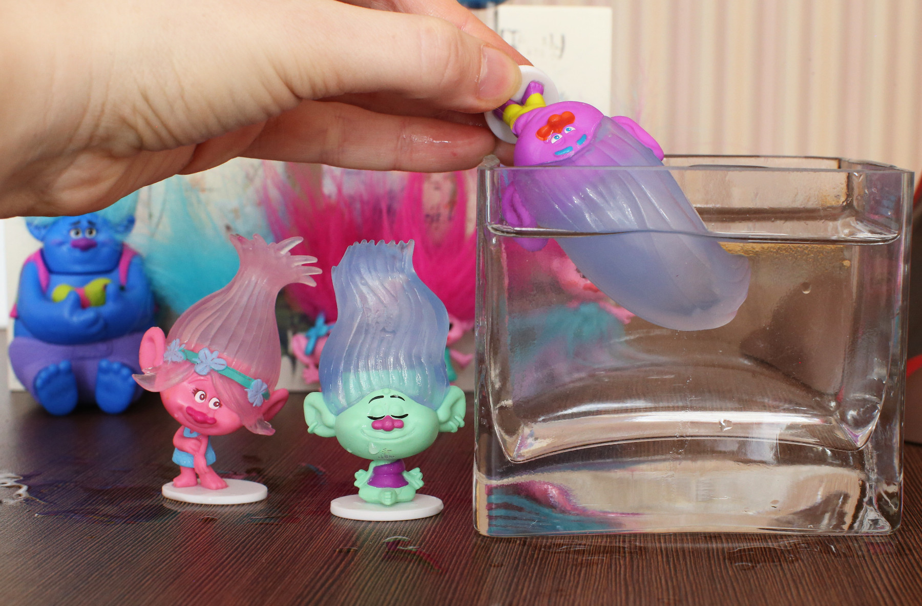 Игрушки меняются. Игрушки меняющие цвет в воде. Игрушки которые меняют цвет в воде для девочек. Игрушки меняющие цвет в воде для девочек. Резиновые игрушки меняющие цвет в воде.