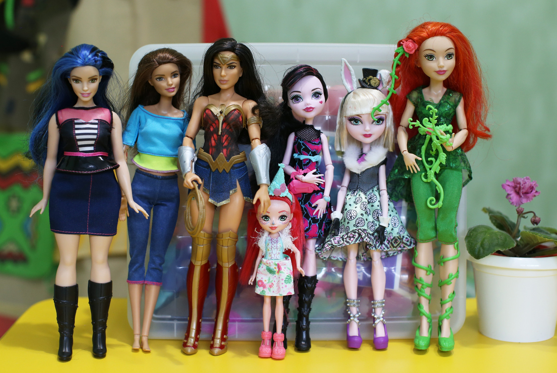 Кукла чудо женщина 2017. Чудо женщина кукла. Танжеро против куклы. Barbie Monster High ever after High and Enchantimals. V dolls