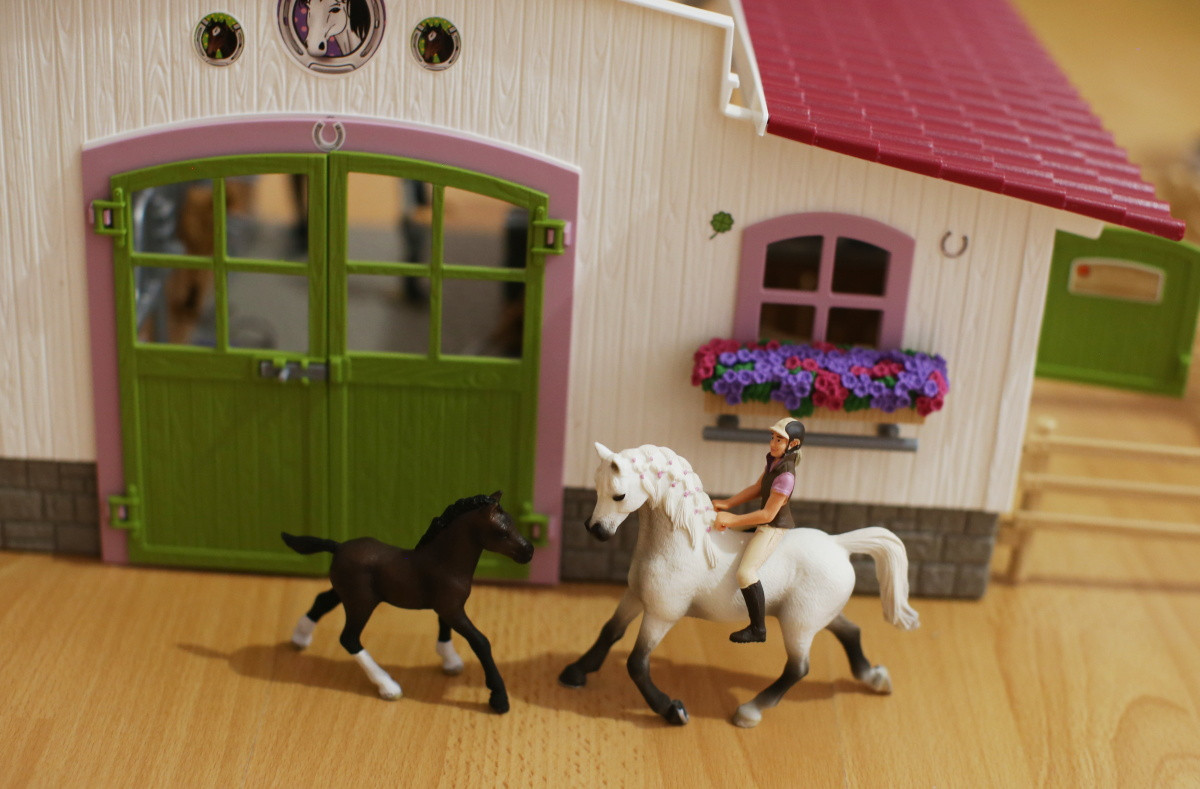 Как сделать конюшню. Schleich 42520. Малинка 506 лошади шляйх. Schleich 42024. Игрушечная конюшня и лошадка.