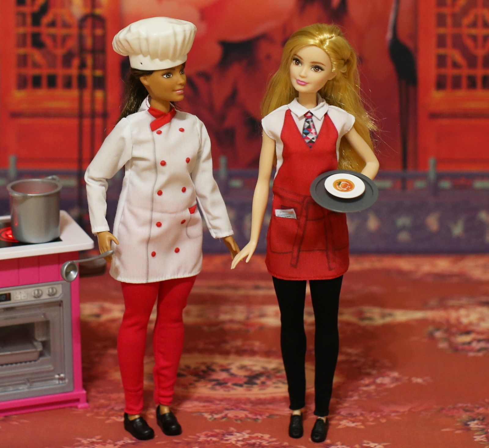 набор из двух кукол Барби, где кукла-официант идет на оригинальном теле Бар...